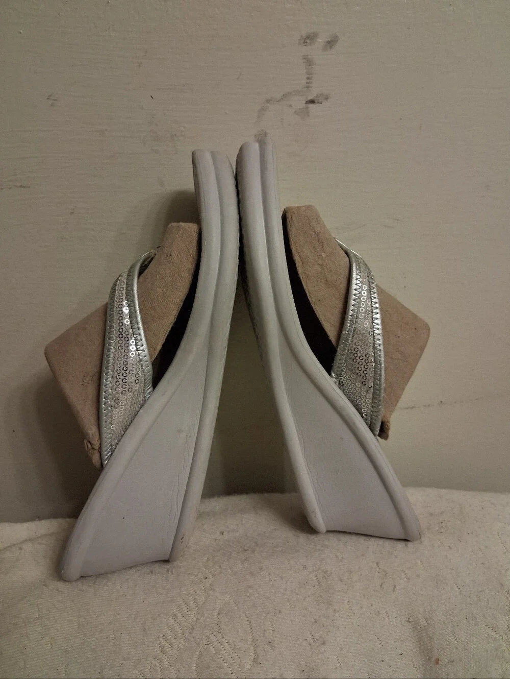Womens Skechers Silver Sequin Wedge Flip-Flop Sandals - Size 10